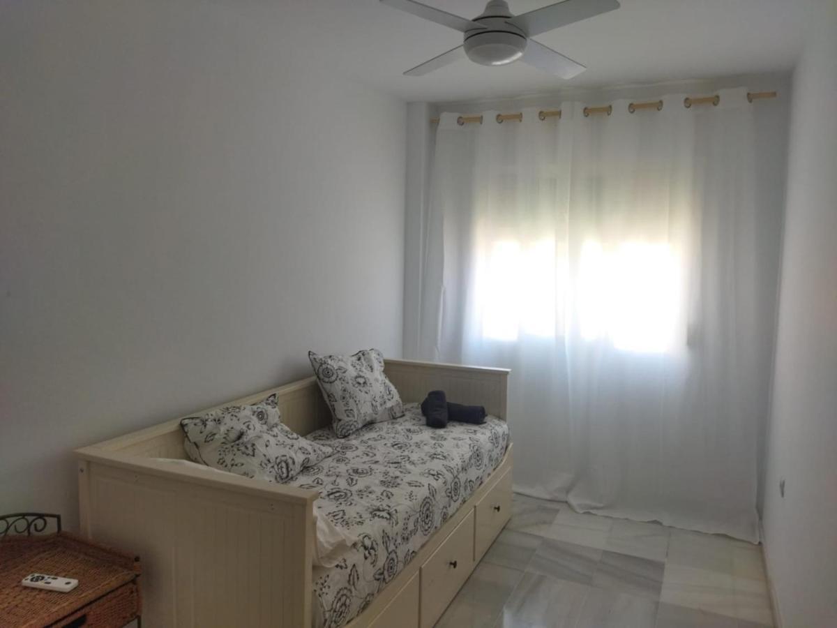 Piso Tres Dormitorios, Dos Banos, Garaje, Casco Urbano Apartment